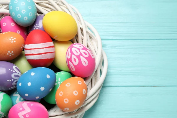 Barevná Velikonoční Vajíčka Světle Modrém Dřevěném Pozadí Horní Pohled Mezera — Stock fotografie