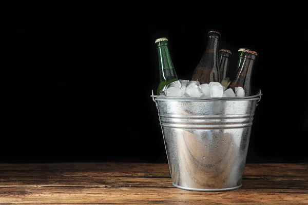 Balde Metal Com Garrafas Cerveja Cubos Gelo Mesa Madeira Espaço — Fotografia de Stock