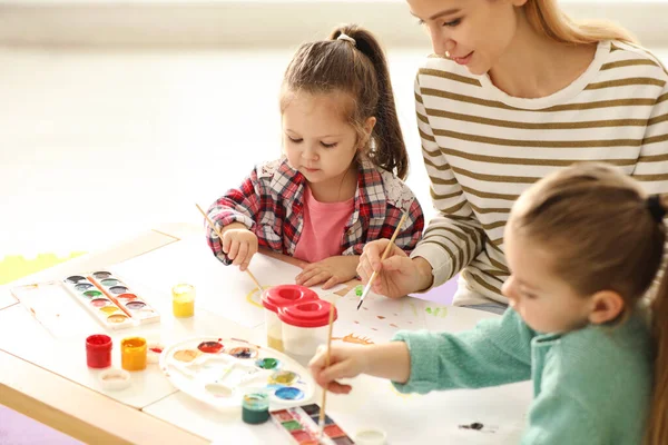 Anne Kızları Kapalı Bir Masada Resim Yapıyorlar Çocuklarla Oynamak — Stok fotoğraf