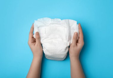 Açık mavi arka planda bezi olan kadın, yakın plan.