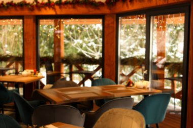 Moda mobilyaları olan modern bir kafe.