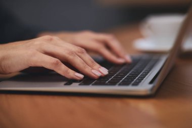 Masada, closeup modern dizüstü bilgisayar üzerinde çalışan kadın