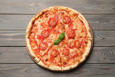 Lezzetli pizza Margherita ahşap masada, üst manzara