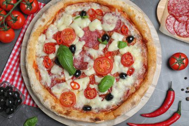 Lezzetli pizza Diablo gri masada, düz yatıyordu.