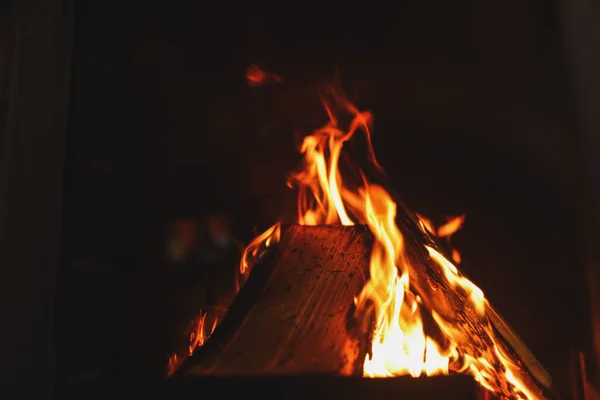 Kominek Płonącym Drewnem Widok Bliska Zimowe Wakacje — Zdjęcie stockowe