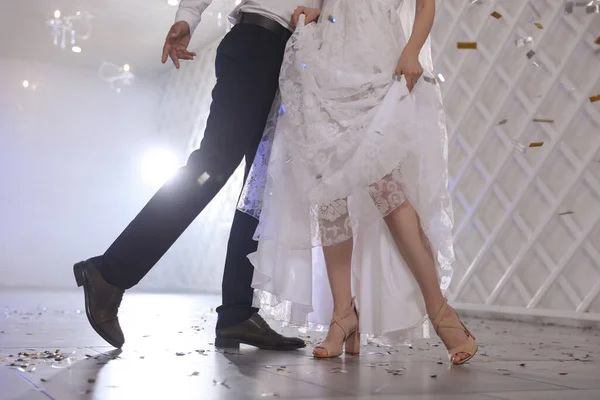 Couple Nouvellement Marié Dansant Ensemble Dans Salle Des Fêtes Gros — Photo