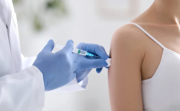 Läkaren Ger Injektionen Till Patienten Sjukhuset Närbild Vaccinationskoncept — Stockfoto