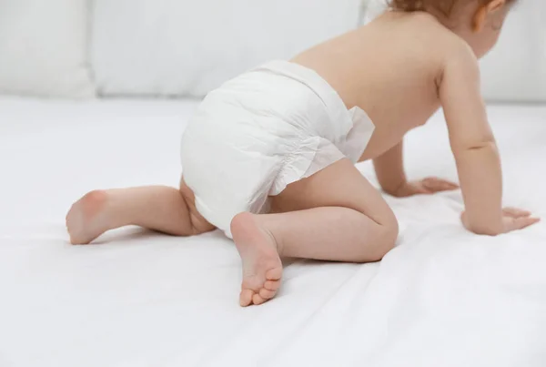 Niedliches Kleines Baby Windel Auf Dem Bett Nahaufnahme — Stockfoto