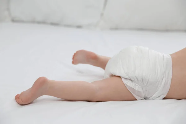 Niedliches Kleines Baby Windel Auf Dem Bett Nahaufnahme — Stockfoto