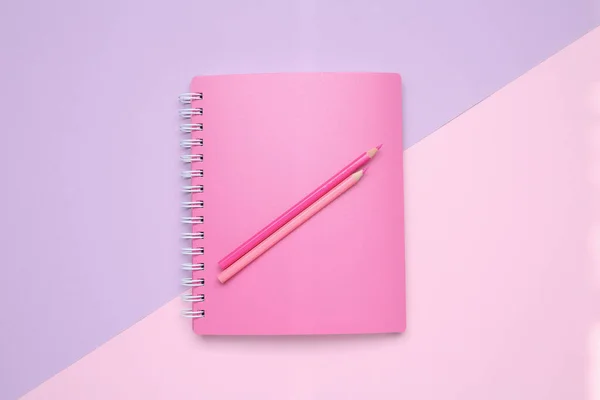 Розовый Ноутбук Карандаши Цветном Фоне Вид Сверху — стоковое фото