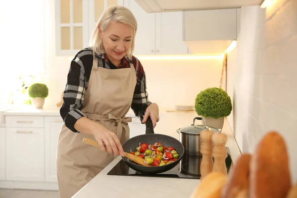 Femme Mûre Cuisine Sur Poêle Dans Cuisine — Photo