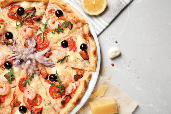 Вкусная Пицца Морепродуктами Ингредиентами Светло Сером Мраморном Столе Плоская — стоковое фото