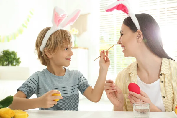 Glückliche Mutter Und Sohn Mit Hasenohren Stirnbändern Haben Spaß Beim — Stockfoto