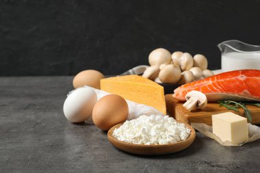 Gri masada D vitamini bakımından zengin taze ürünler.