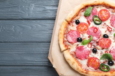 Tahta arka planda karton kutuda leziz pizza Diablo, üst manzara. Metin için boşluk