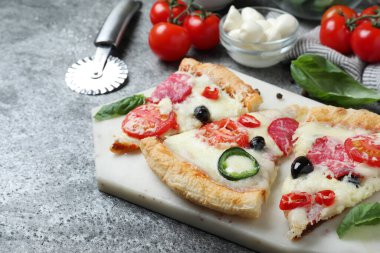 Arka planda lezzetli pizza parçaları olan kompozisyon Diablo, yakın plan.