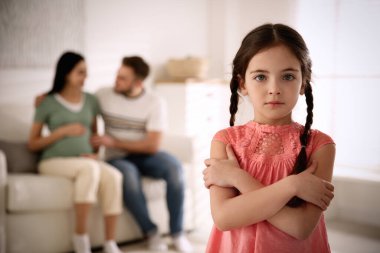 Mutsuz küçük kız ve evde hamile annesi olan babası. Doğmamış kardeşime karşı kıskançlık hissediyorum.