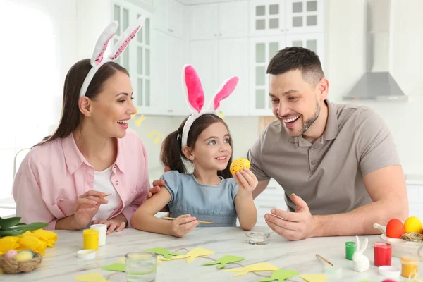 Glücklicher Vater Mutter Und Tochter Beim Bemalen Von Ostereiern Tisch — Stockfoto