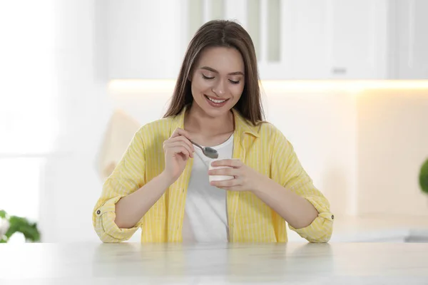 Junge Attraktive Frau Isst Leckeren Joghurt Tisch Der Küche — Stockfoto