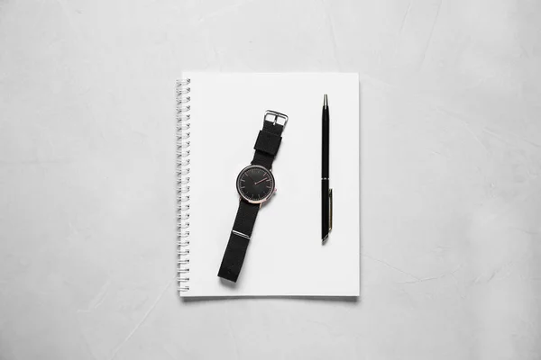 Cuaderno Reloj Pulsera Pluma Sobre Tabla Piedra Gris Claro Plano — Foto de Stock