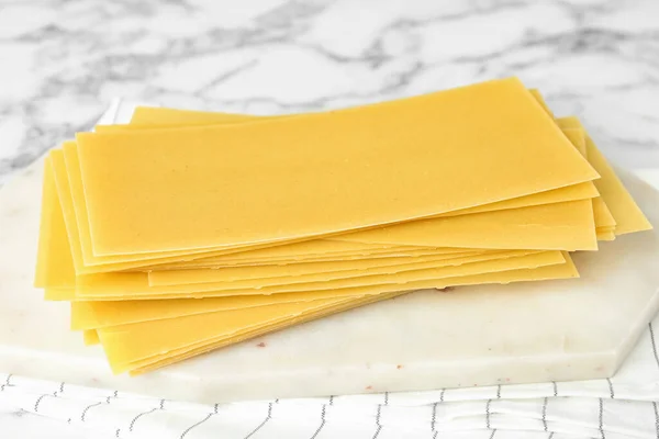 Ungekochte Lasagne Auf Weißem Marmortisch Nahaufnahme — Stockfoto