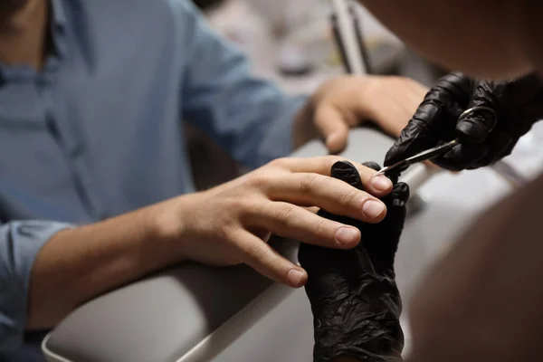 Cuticola Professionale Del Cliente Taglio Della Manicure Nel Salone Bellezza — Foto Stock