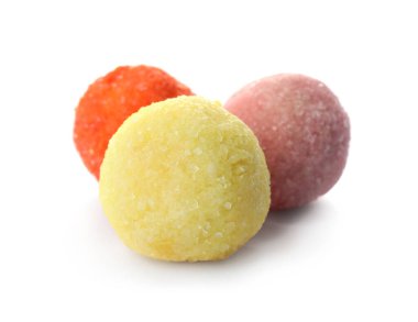 Beyaza izole edilmiş renkli çikolata şekerleri. Süslü şekerlemeler.