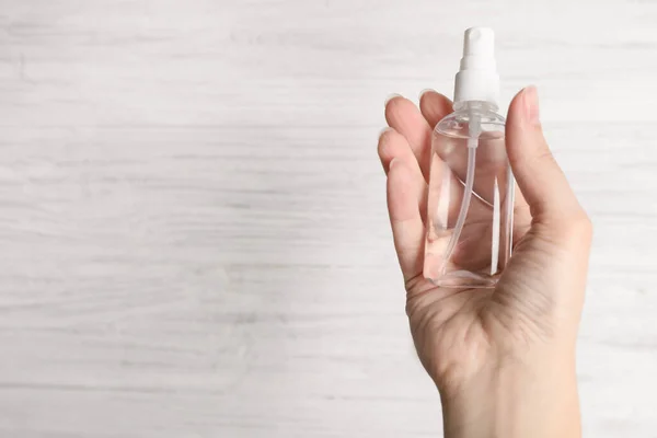 Vrouw Met Antiseptische Spray Lichte Achtergrond Close Ruimte Voor Tekst — Stockfoto