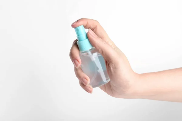 Vrouw Met Antiseptische Spray Witte Achtergrond Close — Stockfoto