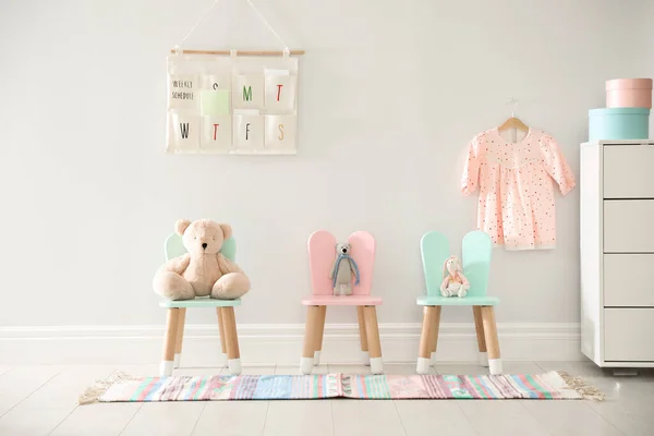 Beyaz Duvarın Yanında Tavşan Kulaklı Sandalyelerde Sevimli Oyuncaklar Çocuk Odasının — Stok fotoğraf