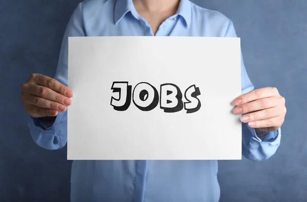 Elinde Mavi Arka Planda Jobs Sözcüğü Olan Bir Kağıt Parçası — Stok fotoğraf