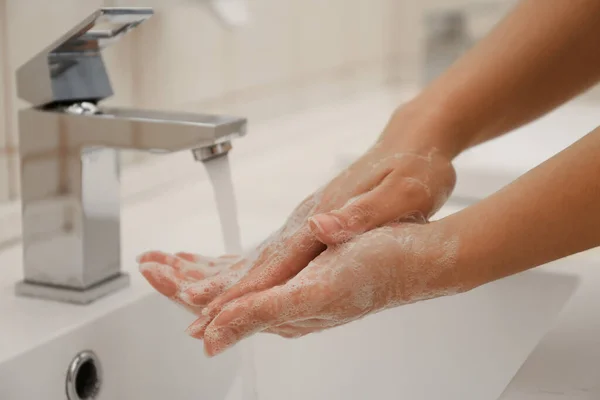Vrouw Die Handen Wast Met Antiseptische Zeep Badkamer Close Viruspreventie — Stockfoto