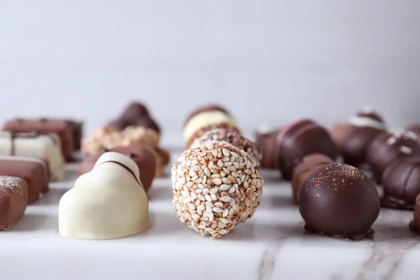 Différents Bonbons Chocolat Savoureux Sur Table Marbre Blanc — Photo