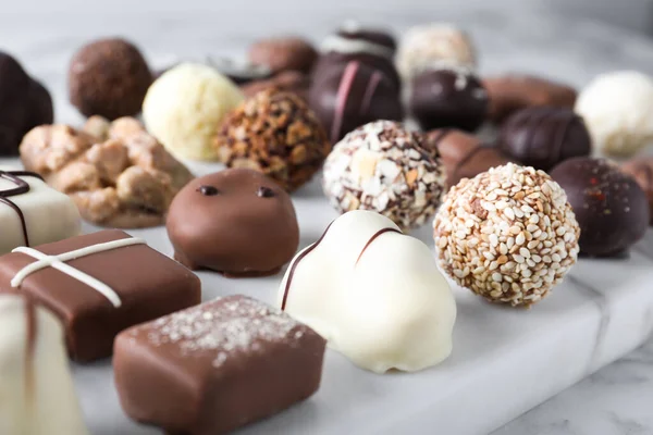 Verschillende Smakelijke Chocolade Snoepjes Wit Marmeren Bord — Stockfoto