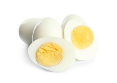 Taze haşlanmış tavuk yumurtaları beyazda izole edilmiş.