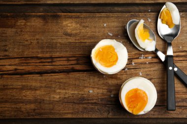 Ahşap masada kaynamış tavuk yumurtaları, düz yatak. Metin için boşluk