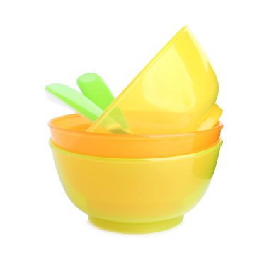 Beyaza izole edilmiş plastik bulaşık takımı. Bebek maması servisi.
