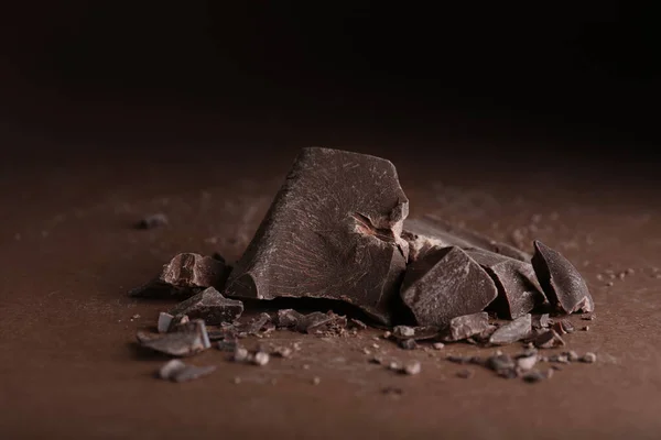 Pedazos Chocolate Negro Mesa Marrón — Foto de Stock