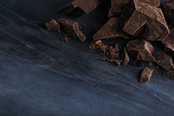Lite Mörk Choklad Blått Marmorbord Närbild Plats För Text — Stockfoto