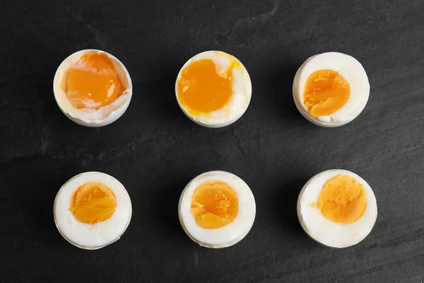 Diverse Fasi Preparazione Uova Pollo Bollite Tavolo Nero Posa Piatta — Foto Stock