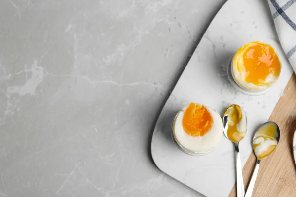 Huevos Pollo Blandos Medianos Cocidos Sobre Mesa Mármol Gris Claro — Foto de Stock