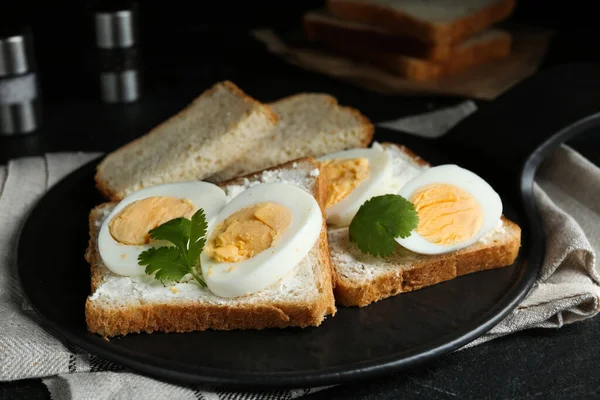 Вкусные Сэндвичи Вареными Яйцами Доске Крупным Планом — стоковое фото