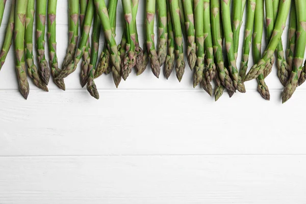 Asparagi Freschi Crudi Tavola Bianca Posa Piatta Spazio Testo — Foto Stock