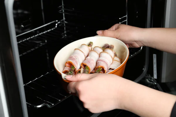 Mujer Poniendo Plato Cerámica Para Hornear Con Tocino Envuelto Espárragos —  Fotos de Stock