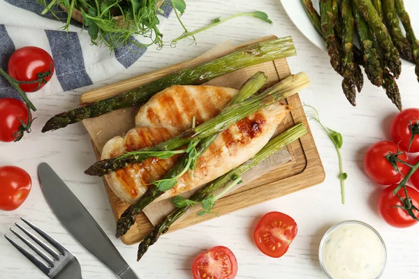 Lekker Gegrilde Kipfilet Geserveerd Met Asperges Spruiten Witte Houten Tafel — Stockfoto