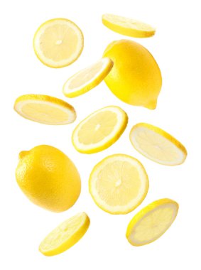 Düşen lezzetli limonlar beyaz arka planda