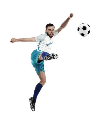 Genç adam beyaz arka planda futbol oynuyor.