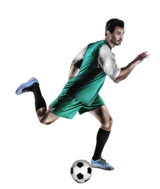 Genç adam beyaz arka planda futbol oynuyor.