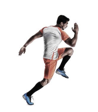 Genç adam beyaz arka planda futbol oynuyor.