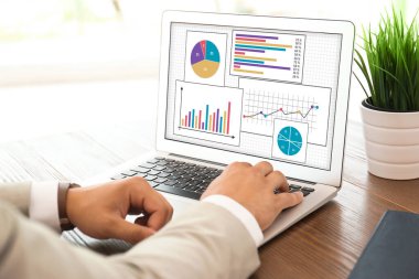 Değer kavramı. İçerideki masada dizüstü bilgisayarla çalışan adam, yakın plan.